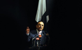 La pression sur le gouvernement pakistanais, fragilisé par les scandales, s'est encore accrue lundi quand la Cour suprême a sommé à comparaître le Premier ministre, accusé de freiner la réouverture de poursuites judiciaires pour corruption visant le président Asif Ali Zardari.