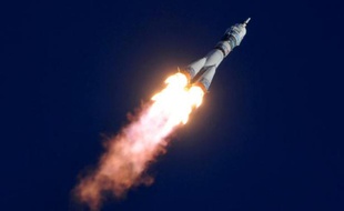 Un vaisseau Soyouz russe transportant trois spationautes est arrivé jeudi à la Station spatiale internationale (ISS) avec la torche olympique qui fera une sortie dans l'espace pour la première fois de l'histoire, à trois mois des JO de Sotchi.