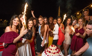Maëva Coucke entourée des miss régionales de la promotion 2018, le 28 juin à minuit pour fêter ses 24 ans.