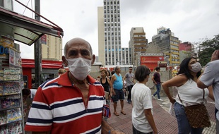 Un homme porte un masque pour se protéger du coronavirus, à Sao Paulo