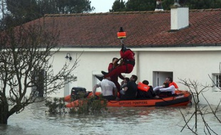Les secours on dû itnervenir par hélicoptère pour évacuer les sinistrés, comme ici, dans la région de La Rochelle, dimanche 28 février 2010.