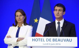 La ministre de l'Environnement Ségolène Royal et le Premier ministre Manuel Valls, lors d'une conférence de presse le 6 juin 2016 à Paris (photo d'illustration).