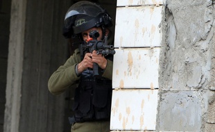 Un soldat de l'armée israélienne lors d'un affrontement avec des manifestants palestiniens dans le village de Qabatiya le 6 février 2016