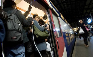 Illustration d'une rame bondée dans le RER B, en novembre 2009.