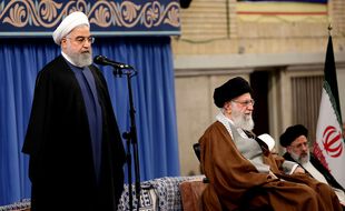 Le président iranien Hassan Rohani (à gauche), avec le guide suprême Ali Khamenei (à droite).