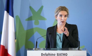 L'objectif du gouvernement de créer 100.000 emplois en trois ans dans l'économie verte, notamment dans les secteurs de l'efficacité énergétique et des énergies renouvelables, est "crédible", a estimé mardi la ministre de l'Ecologie Delphine Batho.