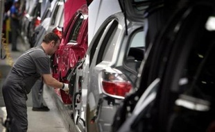 Très touché par la chute de la demande, le numéro un mondial de l'automobile, l'américain General Motors, pourrait étendre ses mesures de chômage technique à toutes ses usines européennes, où il veut baisser sa production de 40.000 véhicules d'ici la fin 2008.