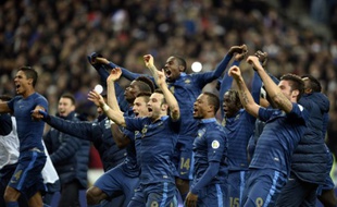 L'équipe de France de football célèbre sa qualification pour le Mondial 2014 après sa victoire contre l'Ukraine (3-0), le 19 novembre 2013.