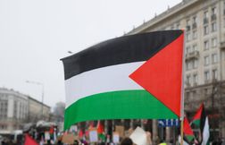 Le Chinois Yu Biao avec le drapeau de la Palestine à l’arrivée de l’UTMB