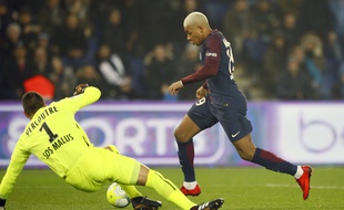 Mbappé et ses cheveux face à Vercoutre, lors de PSG-Caen.