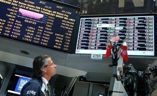 La Bourse de New York poursuivait mardi son rebond entamé la veille, dans un contexte de regain d'optimisme à la suite de bons chiffres sur le marché de l'immobilier américain: le Dow Jones gagnait 0,48% et le Nasdaq 0,66%.
