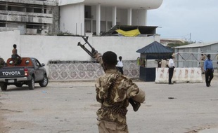 Des soldats somaliens devant le Parlement à Mogadiscio, en mai 2014 lors d'une attaque des islamistes shebab