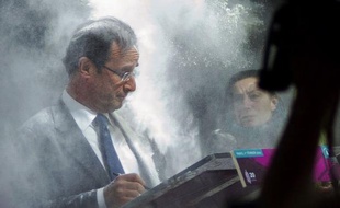 La femme qui a jeté de la farine au visage de François Hollande, a été admise mercredi soir à l'infirmerie psychiatrique de la préfecture de police de Paris (IPPP), après avoir été placée en garde à vue, a-t-on appris jeudi de source policière