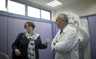 Philippa Whitford (g), députée britannique visite l'hôpital al-Ahli avec son directeur, le docteur Maher Ayyad, à Gaza, le 5 avril 2016