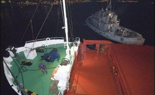 Le commandant du cargo qui a provoqué le naufrage d'un bateau de pêche français au large de la Bretagne a démenti le délit de fuite et plaidé l'accident, tandis que la CGT a demandé dimanche au gouvernement de tout faire pour que l'équipage "criminel" soit jugé en France.