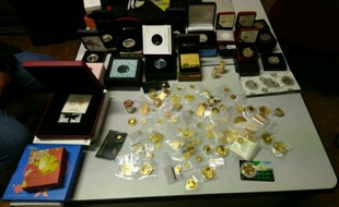 Les pièces d'or et d'argent retrouvées lors d'une perquisition, près de Cambrai, dans le Nord.