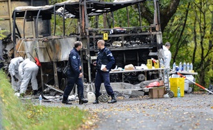 La police scientifique travaillant sur le lieu de l'accident à Puisseguin. FRANCE - 24/10/2015/AMEZUGO_153604/Credit:Ugo Amez/SIPA/1510241543
