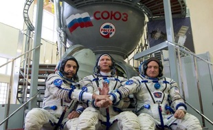 De g à d: les cosmonautes russes Mikhaïl Kornienko et Gennady Padalka et l'astronaute américain Scott Kelly durant une session d'entraînement à la cité des Etoiles près de Moscou, le 5 mars 2015