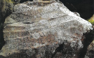 De mystérieuses inscriptions datant du XVIIIe siècle ont été retrouvées sur une roche dans l'anse du Caro.
