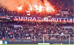Les Supras Auteuil et Les Authentiks occupaient la tribune Auteuil du Parc des Princes.