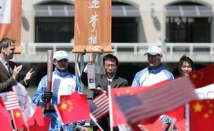 Le passage de la flamme olympique mercredi à San Francisco, sa seule étape américaine, s'est soldé par un parcours tronqué, une cérémonie de clôture à huis clos et un déploiement policier impressionnant, même si aucun incident majeur n'a été signalé.