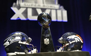 Le trophée Vince Lombardi et les casques des finalistes 2014, Seattle Seahawks et Denver Broncos, avant le coup d'envoi du Super Bowl, le 31 janvier 2014