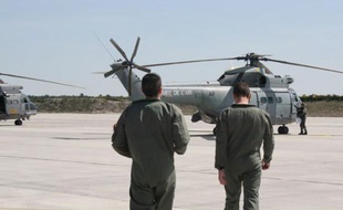 Embarquement à bord d'un Puma, à la base militaire de Cazaux (Gironde)