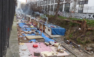 300 Roms et Roumains avaient installé un camp de fortune depuis juin dernier sur la petite ceinture le long du boulevard Ney (18e). (Photo archive).