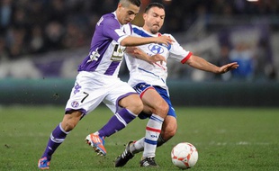 Le Toulousain Wissam ben Yedder face au Lyonnais Steed Malbranque, le 25 novembre 2012, à Toulouse.