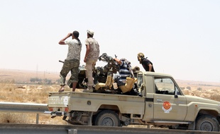 Des membres des forces loyales au gouvernement d'union nationale (GNA) libyen à l'entrée de Syrte, le 10 juin 2016.