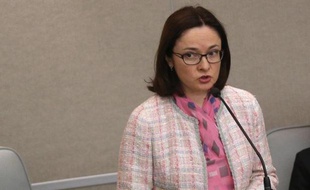 Elvira Nabiullina, gouverneur de la Banque de Russie, fait une déclaration devant le parlement, le 30 janvier 2015 à Moscou