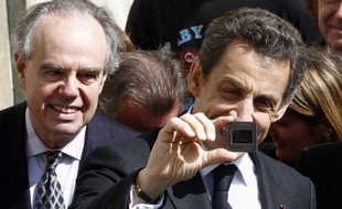 Frédéric Mitterrand et Nicolas Sarkozy, au Palais de Tokyo, à Paris, le 11 avril 2012.