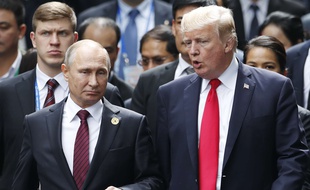 Les présidents russe et américain Vladimir Poutine et Donald Trump, au sommet de l'APEC, le 11 novembre 2017 à Danang.