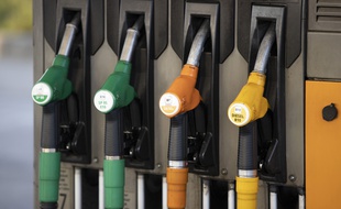 La baisse de la demande en 2020, provoquée par des confinements successifs en Europe et dans le monde, ont considérablement fait baisser les prix des carburants sur l'année. (Illustration).