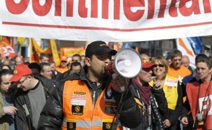 Le ministère public a demandé mardi au tribunal de Sarreguemines (Moselle) de "suspendre" la procédure de fermeture de l'usine Continental de Clairoix (Oise) alors que se tenait à Nice un comité central d'entreprise (CCE) sans représentants du personnel.