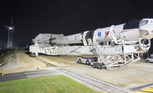 Une fusée SpaceX Falcon 9 et une capsule Crew Dragon, au Kennedy Space Center de la NASA en Floride le 9 novembre 2020.