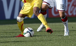 Souleymane Diarra (à gauche, sous le maillot du Mali.