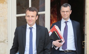 Emmanuel Macron, alors ministre de l'Economie, aux côtés de son directeur de cabinet de l'époque, le 15 juin 2015 à la sortie d'un conseil de ministres.