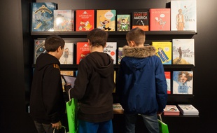 De jeunes lecteurs absorbés par des bandes dessinées