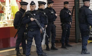 Des policiers sur les lieux où ont été agressés, à Nice, les trois militaires, le 3 février 2015