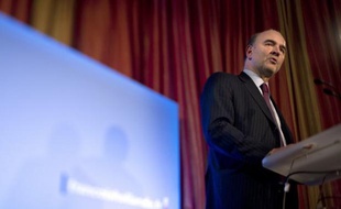 Pierre Moscovici, directeur de la campagne présidentielle de François Hollande, a assuré lundi que le candidat socialiste et son équipe seraient "à pied d'oeuvre" dès le 2 janvier pour répondre à une UMP qui est "dans la vulgarité totale".