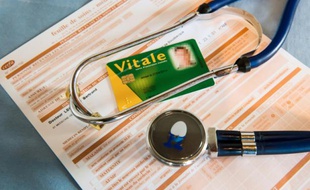 Le Sénat, à majorité de droite, a rejeté vendredi le tiers payant généralisé, une mesure phare du projet de loi santé vivement critiquée par les médecins