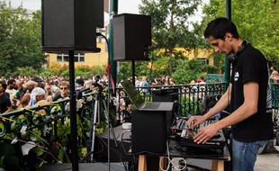 Un DJ à la fête de la musique 2020, illustration