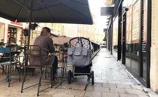 A Nice, un passage de 1,5 m doit être laissé sur le trottoir entre la terrasse et la chaussée, ou la terrasse et l'immeuble.