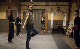 Finn Jones dans la nouvelle super-série de Netflix, « Marvel's Iron Fist ».