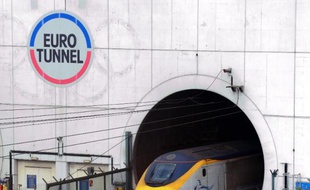 Un train Eurostar sort du tunnel sous la Manche à Coquelles (nord de la France), le 10 avril 2014