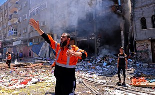 Un pompier palestinien coordonne l'action des secours après une frappe israélienne sur Rafah , dans le sud de la bande de Gaza, le 15 mai 2021.