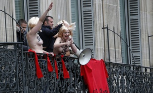Des Femen perturbent le discours de Marine Le Pen le 1er mai 2015