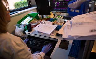 Les scientifiques font face à un afflux d'infox depuis le début de la crise du coronavirus.