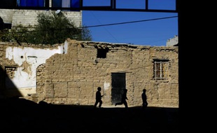 Des enfants syriens jouent dans le village de Hamoria, dans la Ghouta orientale, plus important fief rebelle près de Damas, le 13 novembre 2015